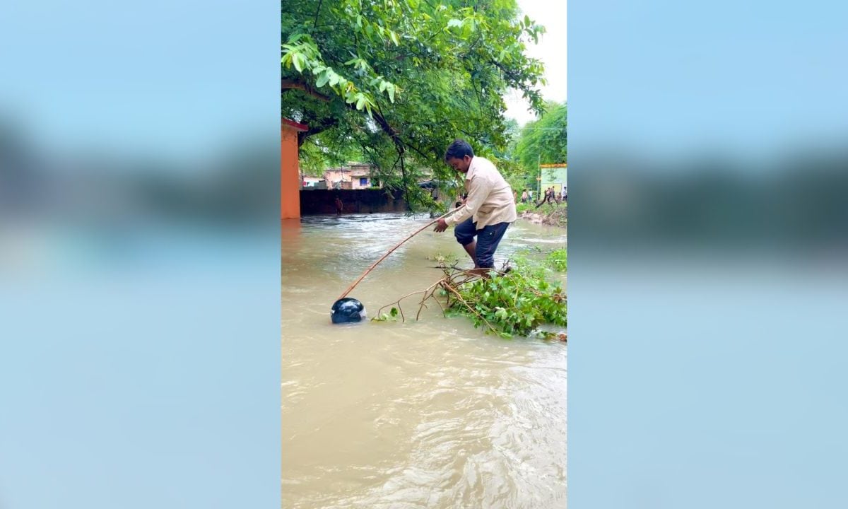 ऐसा मजाक कौन करता है भाई? पानी में बहा जा रहा था हेलमेट, शख्स निकालने लगा, फिर जो हुआ...