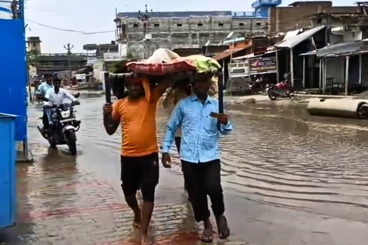 Bihar News: हेल्थ सिस्टम खाट पर! बीमार बुजुर्ग को ऐसे अस्पताल लेकर पहुंचे 4 लोग