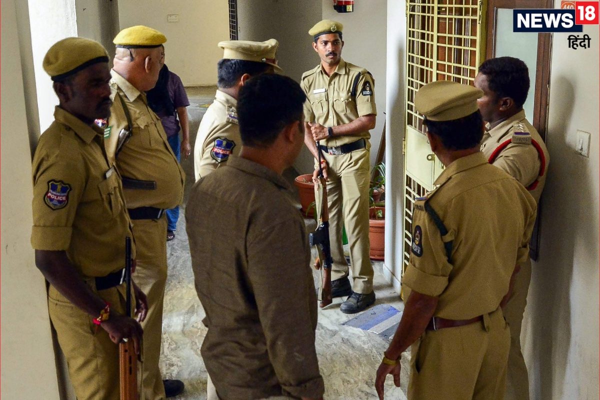 हुजूर जल्‍दी आइए यहां कांड हो गया है दरवाजा खोलते ही दहल उठे पुलिसवाले