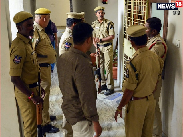 हुजूर जल्दी आइए यहां कांड हो गया है, दरवाजा खोलते ही दहल उठे पुलिसवाले हुजूर जल्दी आइए यहां कांड हो गया है, दरवाजा खोलते ही दहल उठे पुलिसवाले
