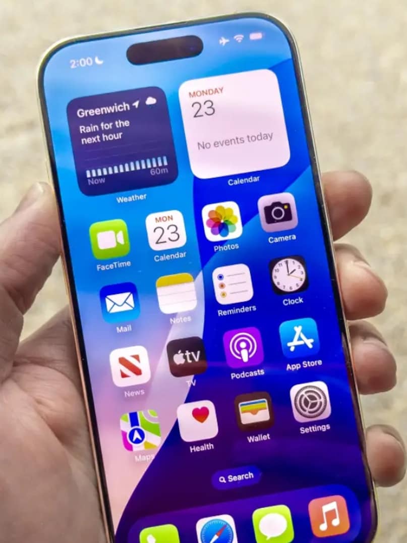 ऐपल आईफोन 17 के स्पेसिफिकेशंस... ऐपल आईफोन 17 में 6.3-इंच का OLED डिस्प्ले दिया गया है, जो 120Hz रिफ्रेश रेट और ऑलवेज़ ऑन डिस्प्ले सपोर्ट के साथ आता है. ये स्क्रीन 3,000 निट्स तक की पीक ब्राइटनेस ऑफर करती है, जिससे तेज धूप में भी कंटेंट साफ दिखाई देता है.