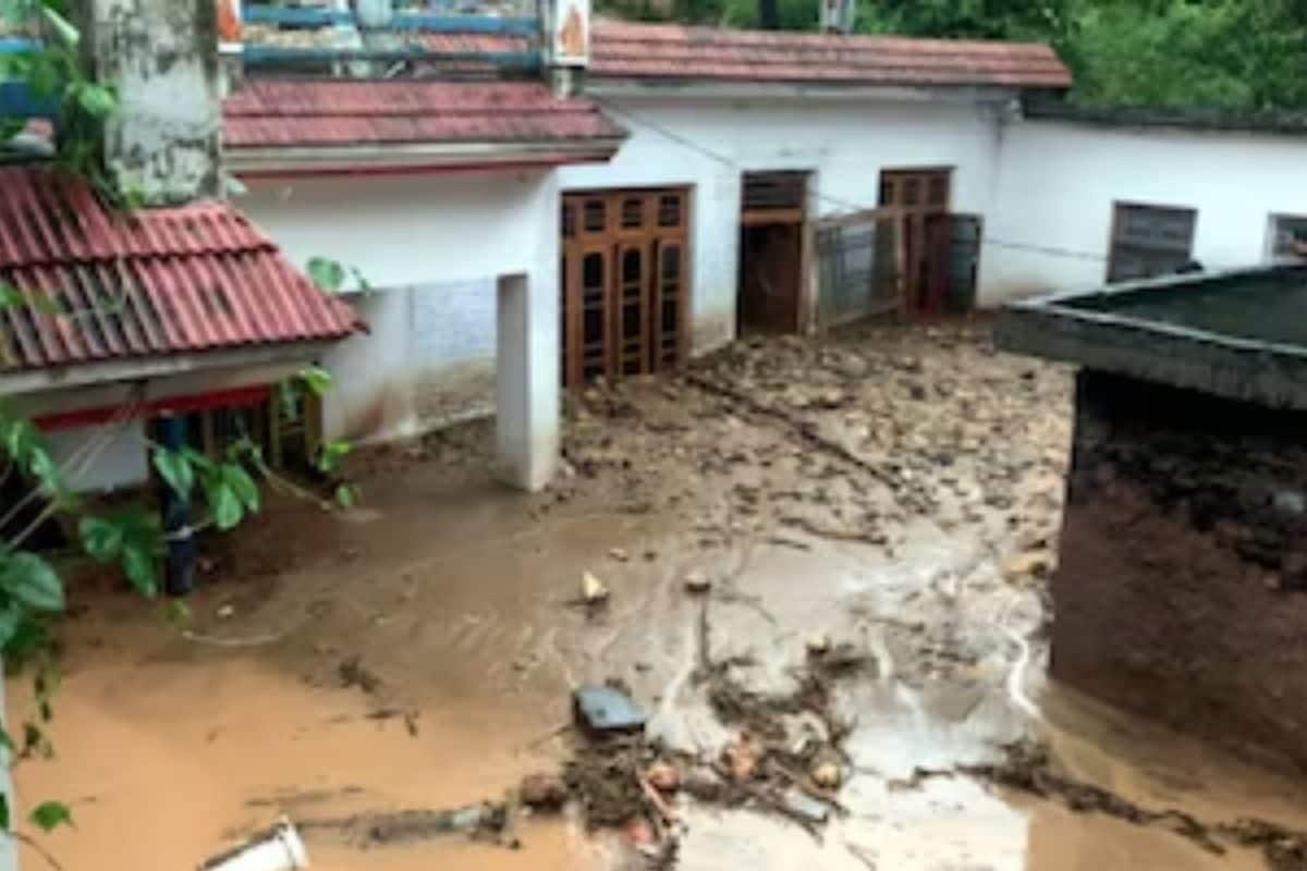 जम्मू में अलर्ट: 11 जिलों में खतरे की घंटी 56 घंटे तक स्कूल यात्रा सब बंद