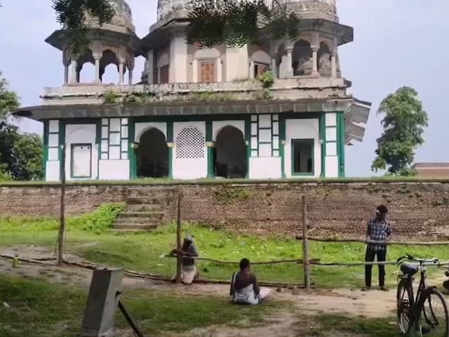 LIV: फतेहपुर का यह मकबरा है या मंदिर? पूजा करने जाएंगे लोग! बढ़ाई गई सुरक्षा