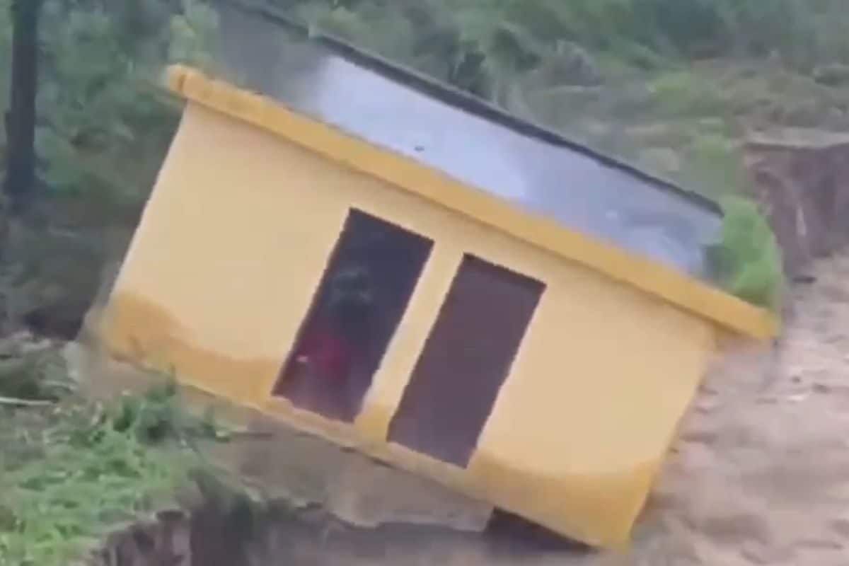 कठुआ में बारिश का कहर नदी में बह गया सुलभ शौचालय रूह कंपाने वाला वीडियो