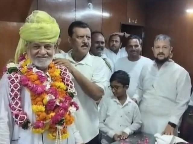 अजब राज की गजब बात, आरोप पत्र मिलने के महज 17 सैंकेड में सस्पेंड हुआ प्रधान! अजब राज की गजब बात, आरोप पत्र मिलने के महज 17 सैंकेड में सस्पेंड हुआ प्रधान!