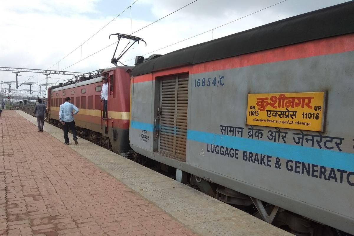 ट्रेन के टॉयलेट में घुसा पैसेंजर, चीखता हुआ आया बाहर, AC कोच का नजारा देख...