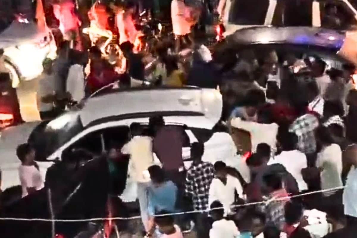 बिहार में मची दारू की लूट, सफेद कार पर टूट पड़ी भीड़, वायरल हुआ वीडियो