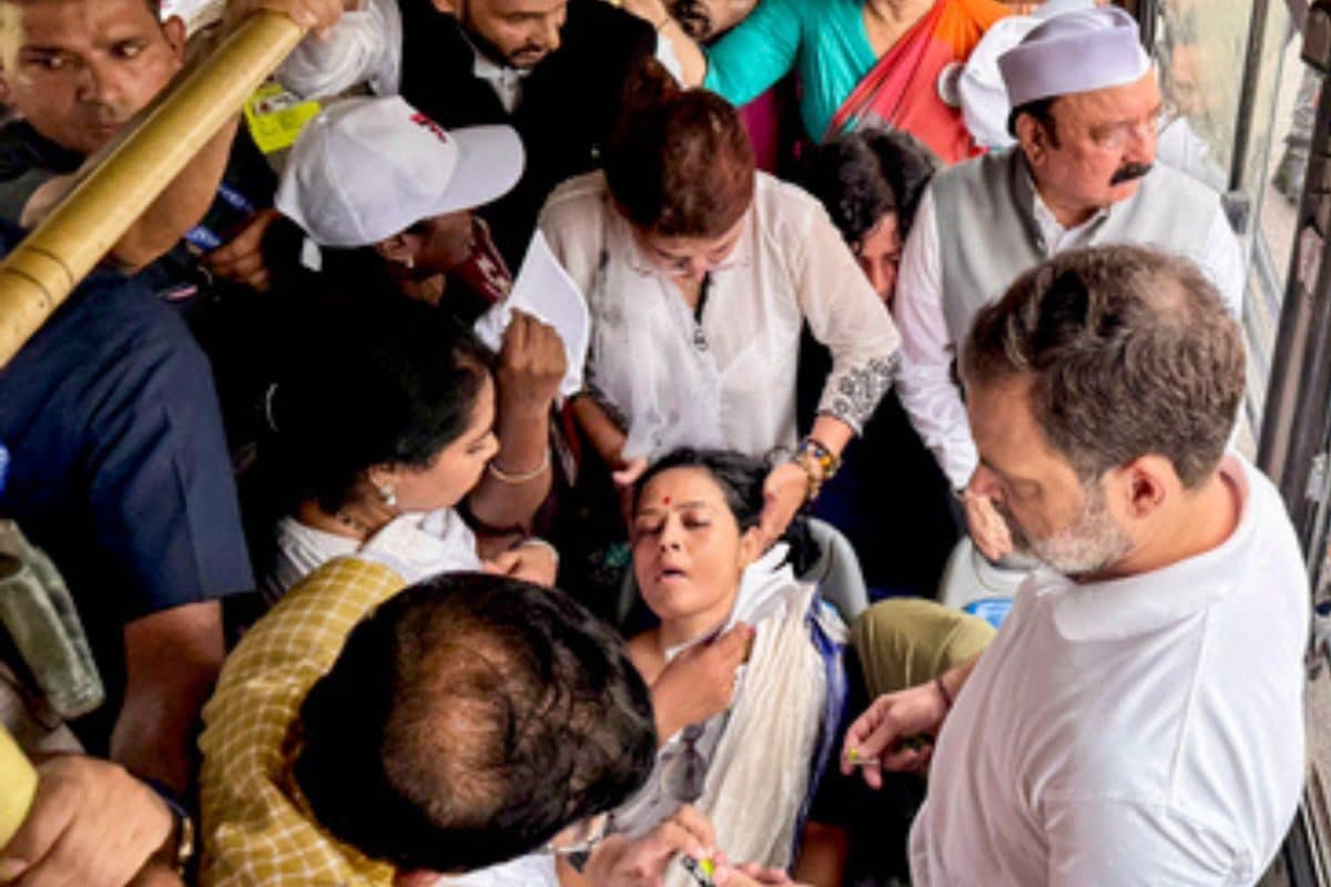 फ्लाइंग KISS प्रेग्नेंसी महुआ मोइत्रा बेहोश होकर गिरीं तो क्यों ऐसी चर्चा