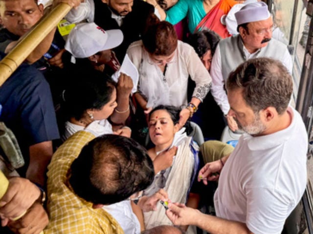 फ्लाइंग KISS, प्रेग्नेंसी... महुआ मोइत्रा बेहोश होकर गिरीं तो क्यों ऐसी चर्चा?