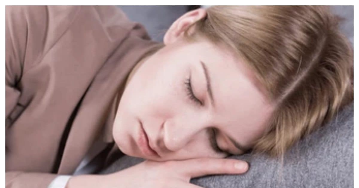 Tach – What happens if you sleep with your mobile phone under your pillow – takiye ke niche mobile rakhna chahiye ya nahi – तक‍िए के नीचे मोबाइल फोन रखकर सोने से क्‍या होता है? 99% लोगों को है गलत जानकारी