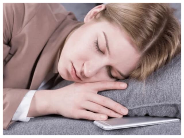 What happens by sleeping by placing a mobile phone under the tussle? 99% people do not know What happens by sleeping by placing a mobile phone under the tussle? 99% people do not know