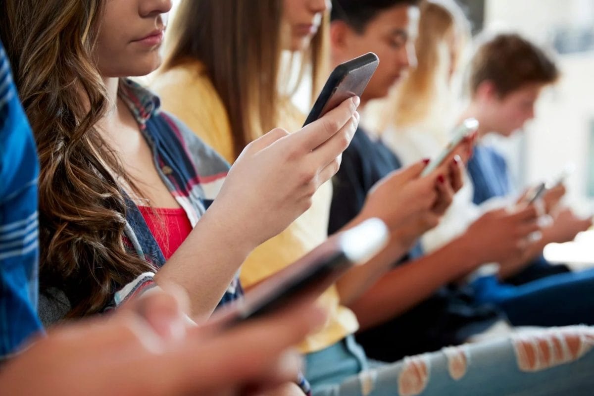 मोबाइल चलाने वालों के सामने सबसे बड़ी मुश्किल! धोखाधड़ी करे कोई भी फंसेंगे आप