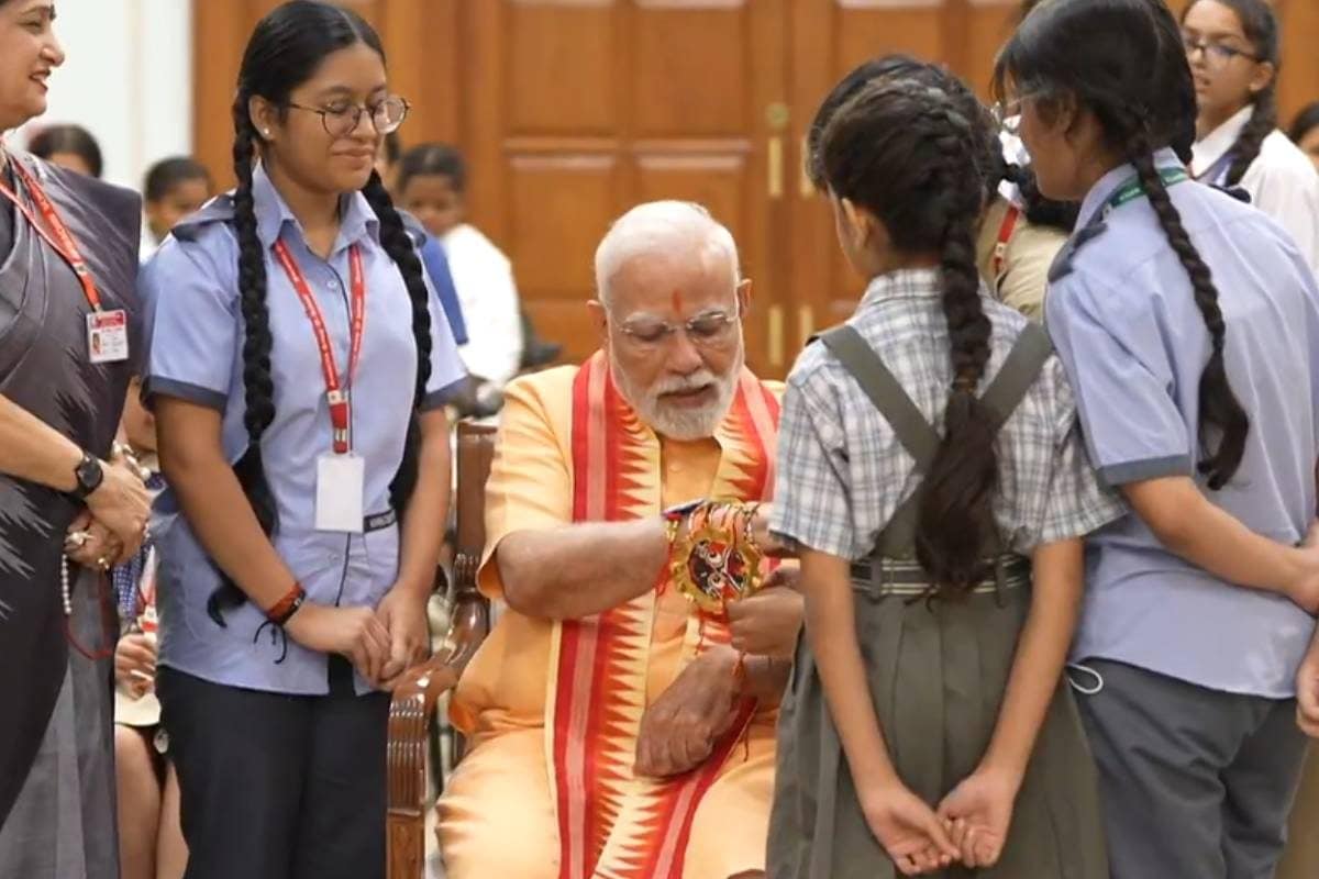 मैं तो पिकॉक वाली राखी लाई हूं मोदी अंकल के लिए PM ने बच्चों संग की मस्ती