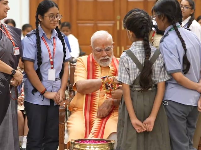 मैं तो पिकॉक वाली राखी लाई हूं मोदी अंकल के लिए... PM ने बच्चों संग की मस्ती मैं तो पिकॉक वाली राखी लाई हूं मोदी अंकल के लिए... PM ने बच्चों संग की मस्ती