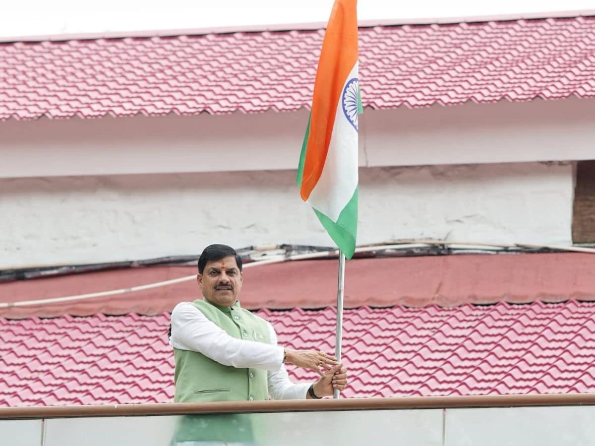 भोपाल में मुख्यमंत्री डॉ. मोहन यादव ने ‘हर घर तिरंगा’ अभियान के तहत अपने निवास पर तिरंगा फहराया