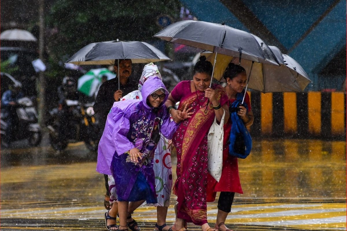 LIVE: थम नहीं रही मुंबईकर की दिक्कतें, भारी बारिश के बाद हाई-टाइड का अलर्ट