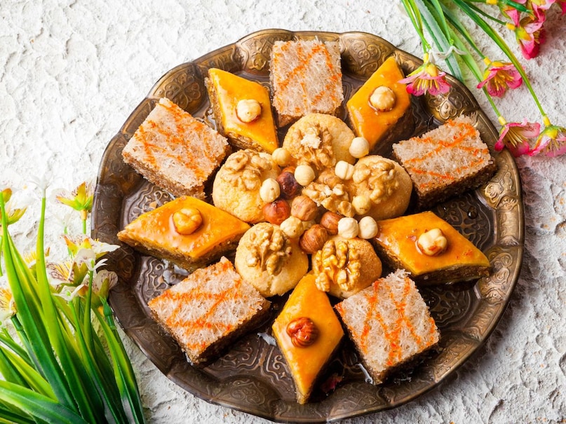 foods to avoid with tea, harmful food combinations with tea, tea time eating mistakes, side effects of drinking tea daily, tea and digestion problems, unhealthy snacks with tea, चाय के साथ क्या न खाएं, चाय के साथ इन चीजों का सेवन न करें, चाय पीने की गलत आदतें, चाय और पाचन संबंधी समस्याएं