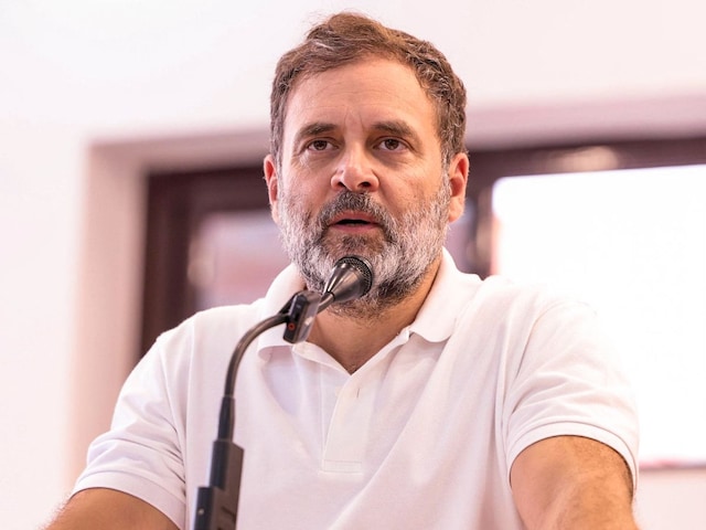 संविधान की चिंता या अनादर? चुनाव आयोग पर राहुल गांधी के गंभीर आरोप का मतलब