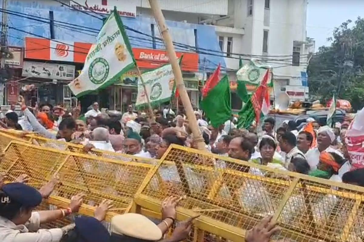 पटना में बवाल! पुलिस बैरिकेडिंग को धकियाते दिखे किसान, RJD सड़कों पर उतरी