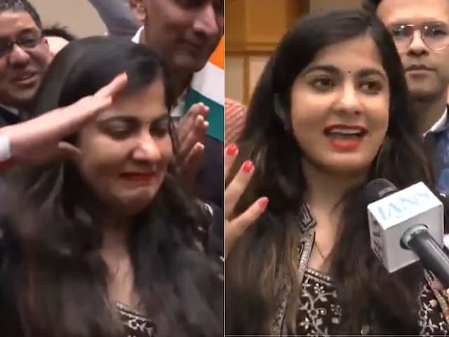 पीएम मोदी को देखते ही भावुक हुई महिला, सेना के कमांडर की तरह किया सैल्यूट पीएम मोदी को देखते ही भावुक हुई महिला, सेना के कमांडर की तरह किया सैल्यूट