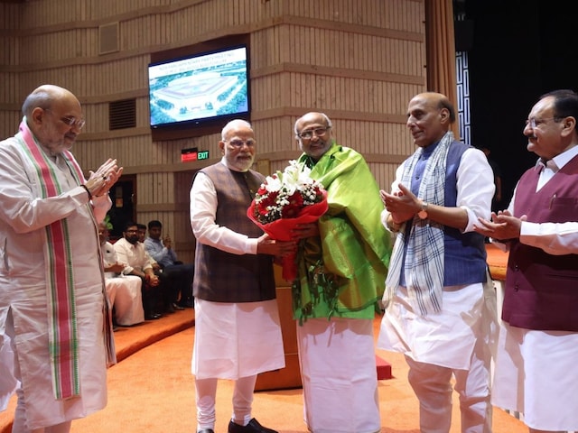 OBC समाज से जमीनी नेता हैं राधाकृष्णन, विपक्ष भी करें इनका समर्थन- पीएम मोदी OBC समाज से जमीनी नेता हैं राधाकृष्णन, विपक्ष भी करें इनका समर्थन- पीएम मोदी