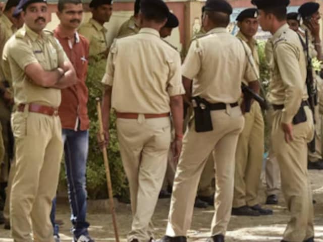 चाकू मारने वाले ने अब उठाई दरांती चाकू मारने वाले ने अब उठाई दरांती