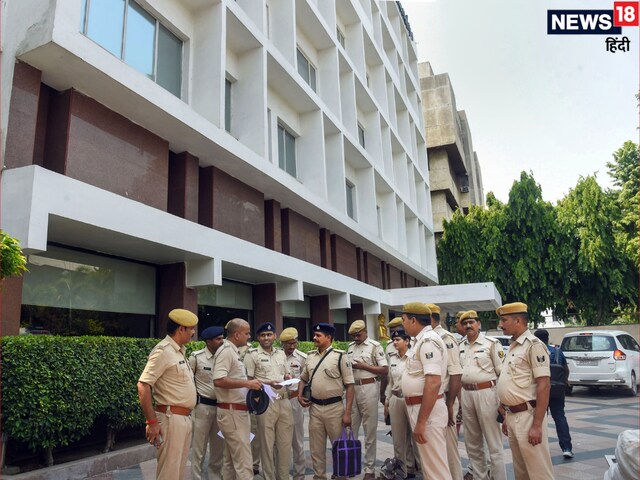 आधी रात अचानक होटल पहुंची पुलिस, रूम के अंदर का नजारा देख थरथराने लगे पैर