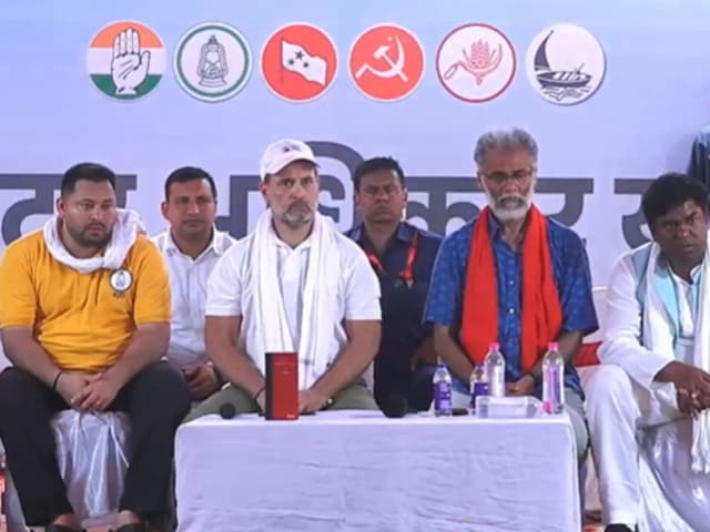 हंसुआ के बियाह में खुरपी का गीत... तेजस्वी ने तूने ये क्या कर डाला? हंसुआ के बियाह में खुरपी का गीत... तेजस्वी ने तूने ये क्या कर डाला?