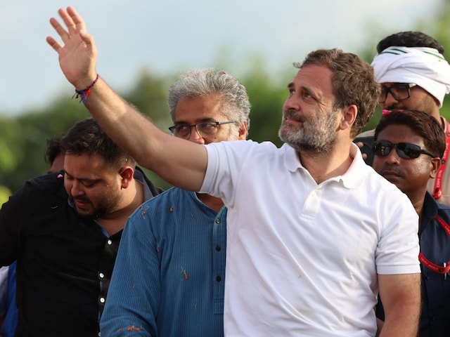पुनावा हनुमान मंदिर में राहुल गांधी का इंतजार करते रहे लोग पर नहीं रुका काफिला