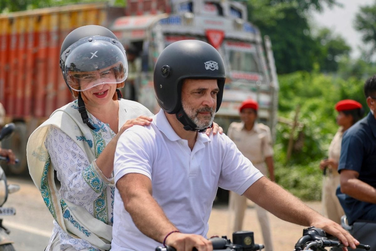 दीदी के लिए भी हेलमेट है नजब बहन प्रियंका का बॉडीगार्ड बने राहुल गांधी