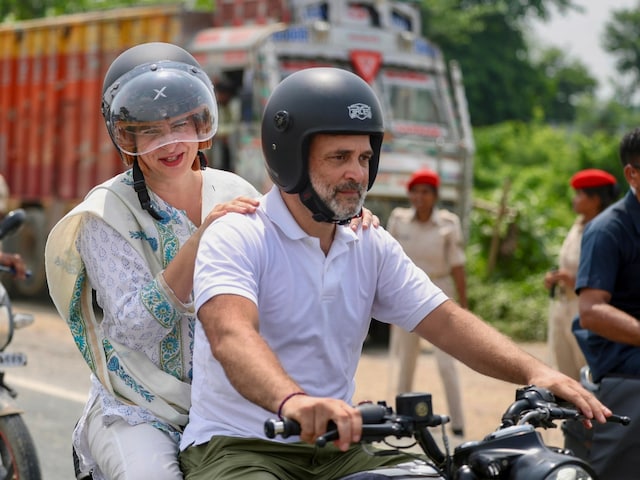 दीदी के लिए भी हेलमेट है न...जब बहन प्रियंका का 'बॉडीगार्ड' बने राहुल गांधी दीदी के लिए भी हेलमेट है न...जब बहन प्रियंका का 'बॉडीगार्ड' बने राहुल गांधी
