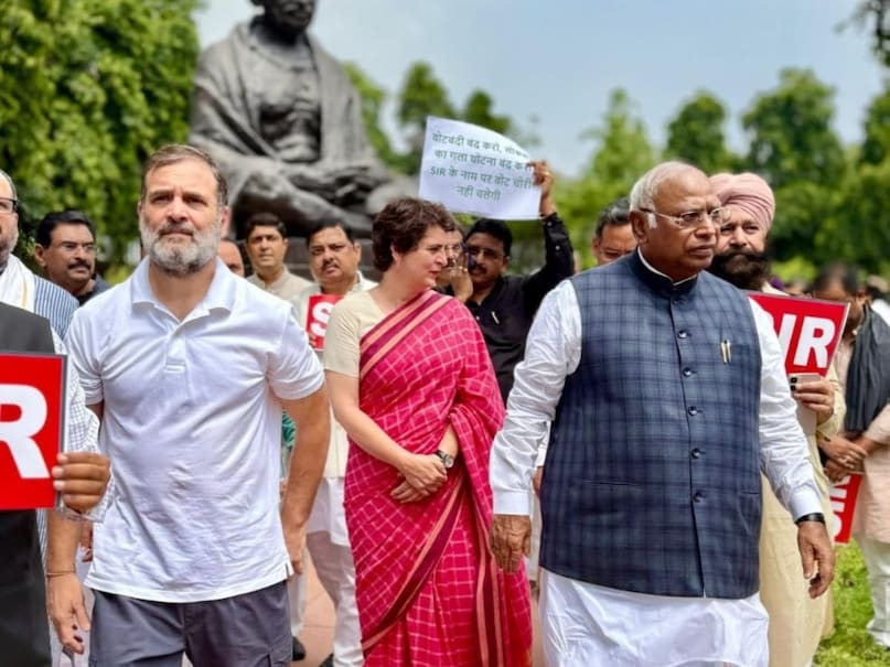 Rahul Gandhi, राहुल गांधी, Priyanka Gandhi, प्रियंका गांधी, Rahul Priyanka Bond, Rahul Priyanka Gandhi News, Parliament Protest, संसद विरोध, Election Commission, चुनाव आयोग, INDIA vs ECI, India Alliance Protest , ECI vs India Alliance Rahul Gandhi, राहुल गांधी, Priyanka Gandhi, प्रियंका गांधी, Rahul Priyanka Bond, Rahul Priyanka Gandhi News, Parliament Protest, संसद विरोध, Election Commission, चुनाव आयोग, INDIA vs ECI, India Alliance Protest , ECI vs India Alliance