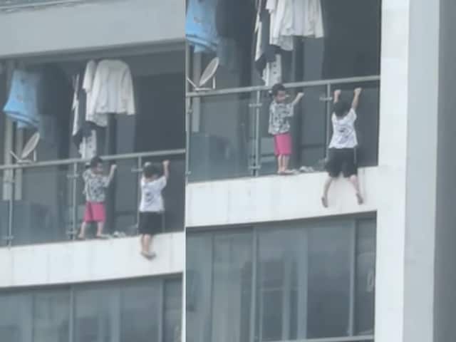 Two children seen hanging from the balcony of the 13th floor, live at a very height ... Two children seen hanging from the balcony of the 13th floor, live at a very height ...