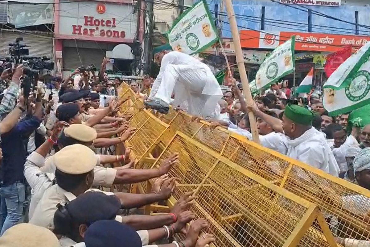 हजारों की भीड़, पुलिस के जवान... नारों से क्यों गूंज उठी पटना की सड़कें?