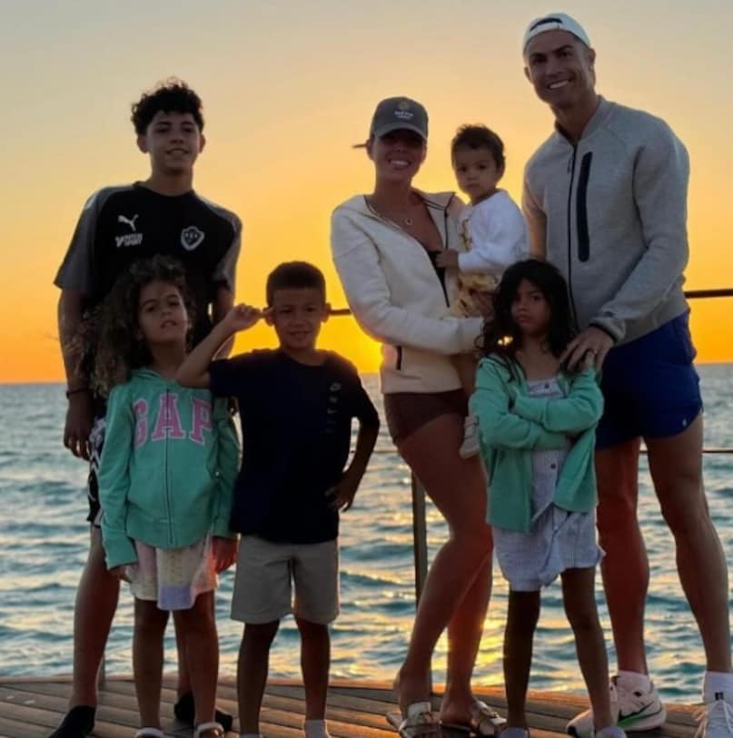 Cristiano Ronaldo, what is price of engagement ring Ronaldo Georgina Rodrigues, Cristiano Ronaldo Engagement Ring, Cristiano Ronaldo Georgina Rodrigues Engagement, Georgina Rodrigues Engagement Ring Cost, Ronaldo Georgina Rodrigues Engagmen ring cost, Georgina Rodrigues girl friend Ronaldo, Cristiano Ronaldo Net worth, क्रिस्टियानो रोनाल्डो, जॉर्जिना रोड्रिग्स, रोनाल्डो जॉर्जिना सगाई, जॉर्जिना को रोनाल्डो ने दी हीरे की अंगूठी 