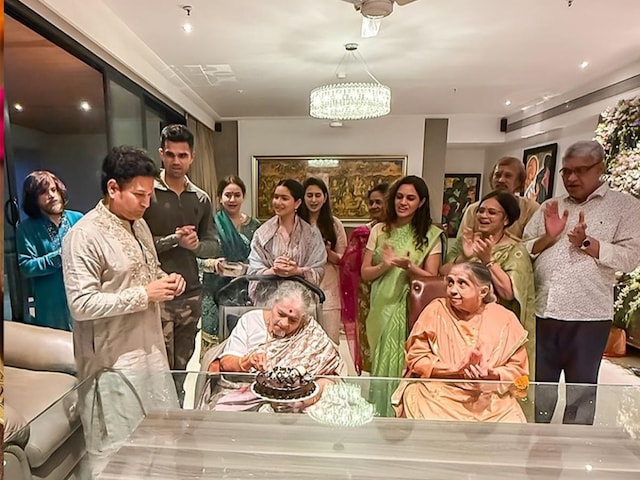 सास के साथ बहु सानिया ने मनाया दादी सास का जन्मदिन, सचिन ने शेयर की फोटो सास के साथ बहु सानिया ने मनाया दादी सास का जन्मदिन, सचिन ने शेयर की फोटो
