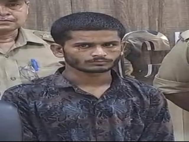 जेल वार्डन सोते रहे, कैदी हथकड़ी छुड़ाकर अस्पताल से हुआ फरार, मचा हड़कंप जेल वार्डन सोते रहे, कैदी हथकड़ी छुड़ाकर अस्पताल से हुआ फरार, मचा हड़कंप