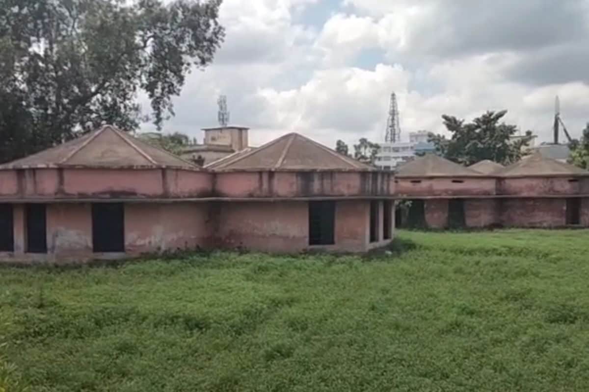 टपकती छत, तीनों ओर भरा पानी...स्कूल में कदम रखने से डरते हैं स्टूडेंट