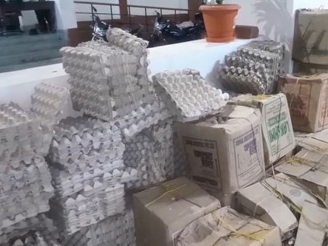 ढाबे पर खड़ा था ट्रक और उसमें भरा था अंडा, पुलिस को मालूम चल गया हथकंडा, फिर.. ढाबे पर खड़ा था ट्रक और उसमें भरा था अंडा, पुलिस को मालूम चल गया हथकंडा, फिर..