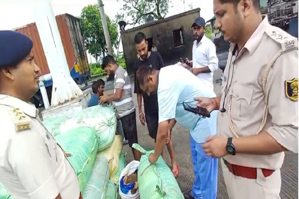 बस में ठूस-ठूस कर भरी थी बोरियां, पुलिस ने पूछा- इसमें क्या है...? एक-एक कर खोले सारे धागे
