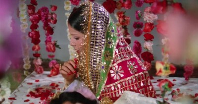 नई दिल्ली. जीनत अमान ने अपने करियर में ज्यादातर बोल्ड रोल निभाए हैं. अपने दौर में जो रोल वह निभाया करती थीं वो उस दौर की एक्ट्रस हिम्मत तक नहीं कर पाती थीं. लेकिन साल 1978 में तो उन्होंने अपने रोल से तहलका ही मचा दिया था.