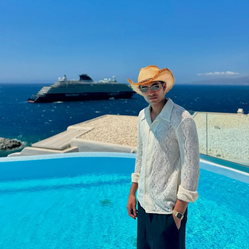 From beach to parties .. Not only matches, Shubman Gill also kills sixes in style! See his glamorous style 3