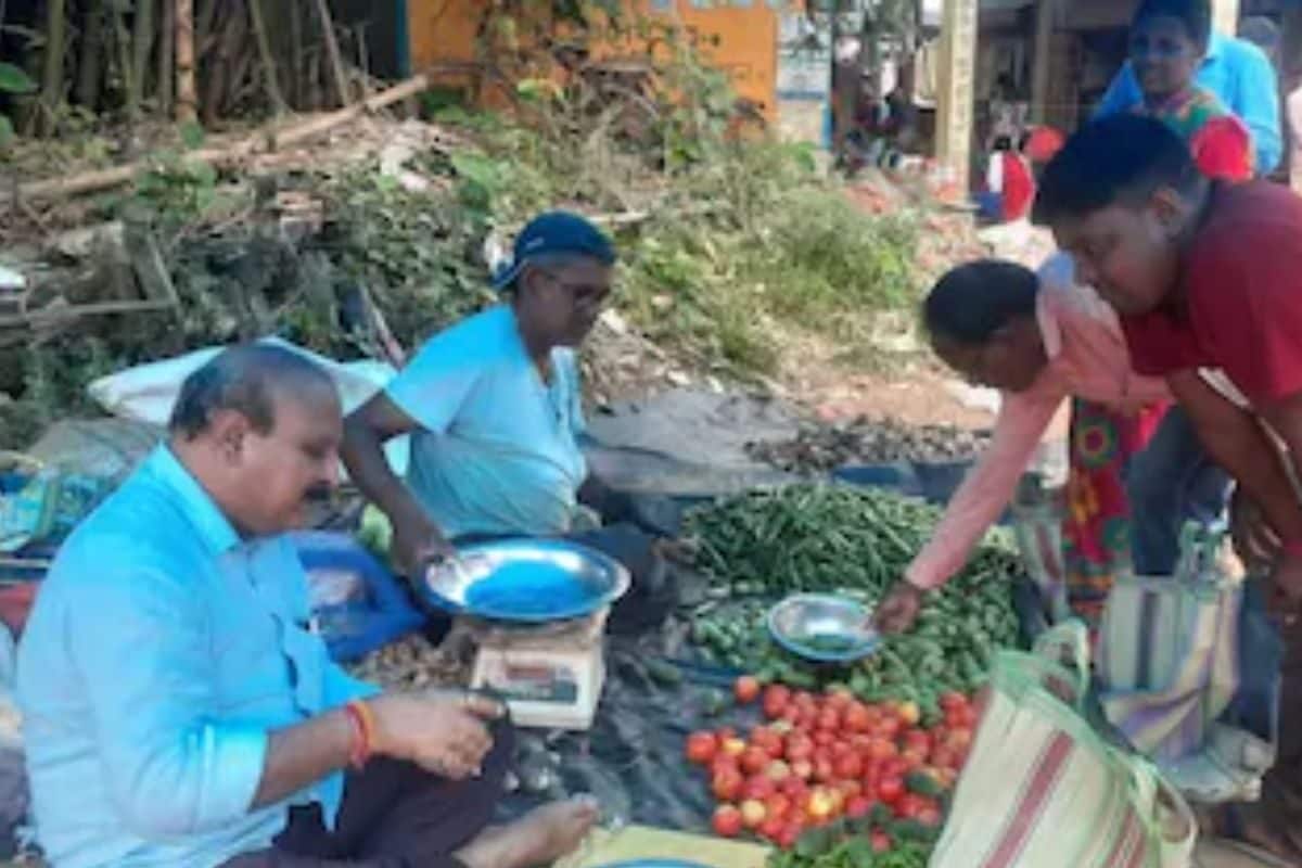 गांव के बाजार में सब्जी बेच रहा था आदमी पहचान जानकर दंग रह गए लोग