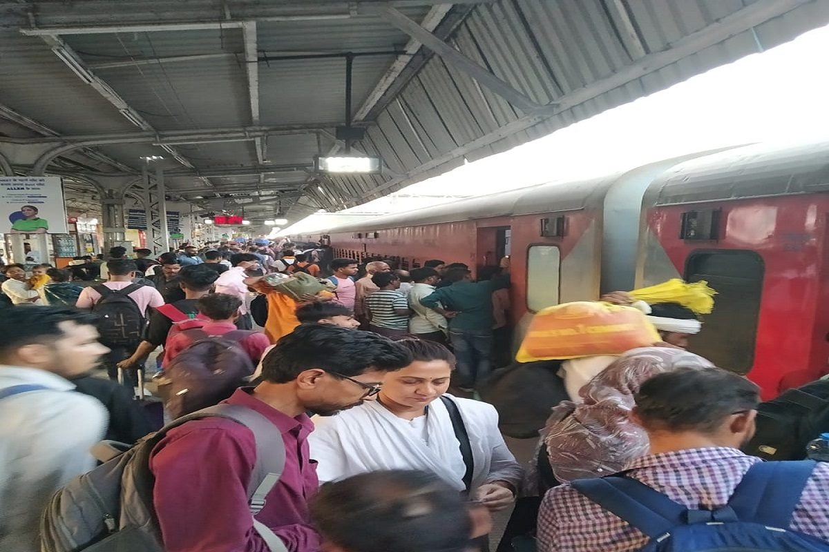 ट्रेनों में सफर करने वालों को पहले से दोगुनी छूट आपको कितनी मिलती हैजानें!