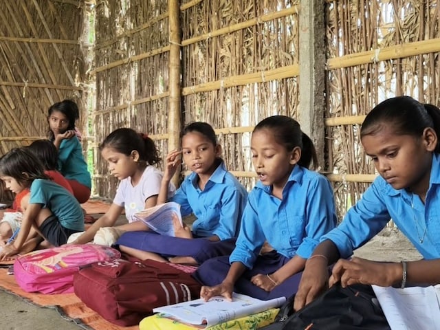 हर साल कटता 'सपना', हर हाल में चलता स्कूल...कोसी में घूमता-फिरता शिक्षा तंत्र! हर साल कटता 'सपना', हर हाल में चलता स्कूल...कोसी में घूमता-फिरता शिक्षा तंत्र!