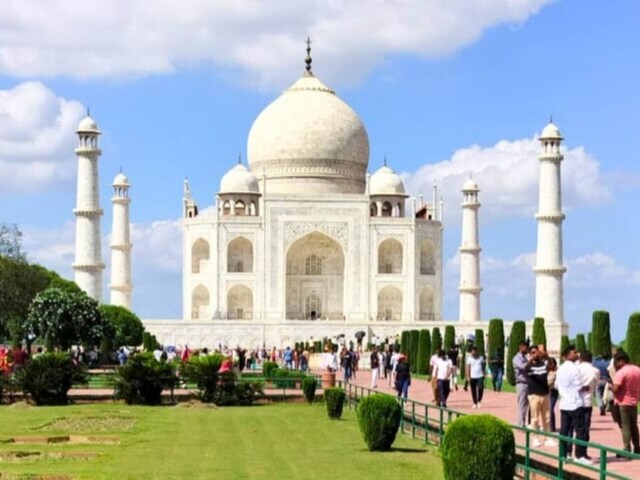 स्कूल से भागकर 2 बच्चे पहुंचे ताजमहल, पुलिस ने रोककर चेक किया बैग, और फिर...