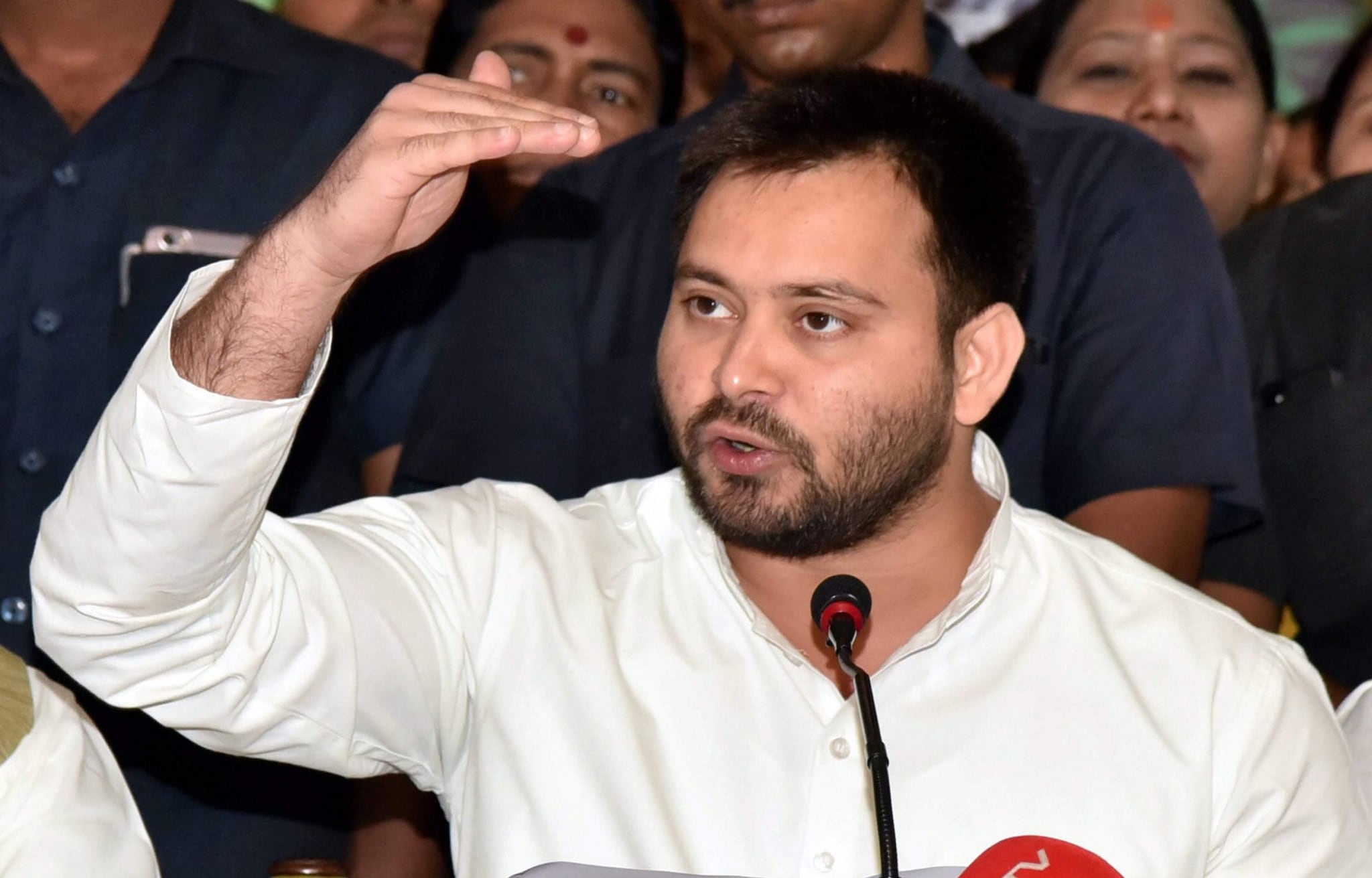 वोटर लिस्ट पर तेजस्वी यादव की चाल उल्टी पड़ी? 2 ID पर उठे सवाल, अपनी राय दें?