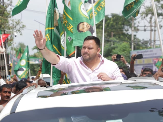 'तेजस्वी भैया... ओ तेजस्वी भैया... प्रकाश वीर को हटाना होगा आपको...' 'तेजस्वी भैया... ओ तेजस्वी भैया... प्रकाश वीर को हटाना होगा आपको...'
