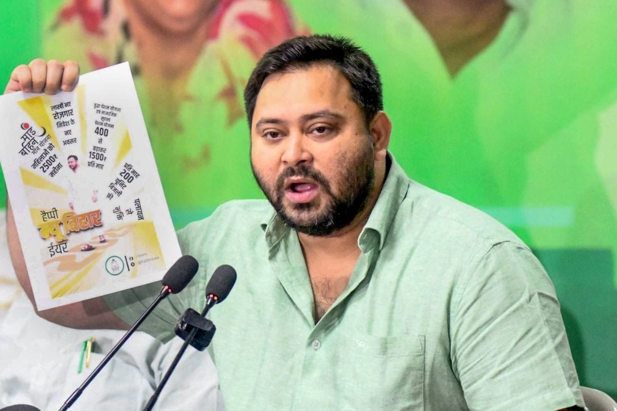 तेजस्वी यादव का नाम वोटर लिस्ट में मौजूद... EC ने निकाल दी दावे की हवा