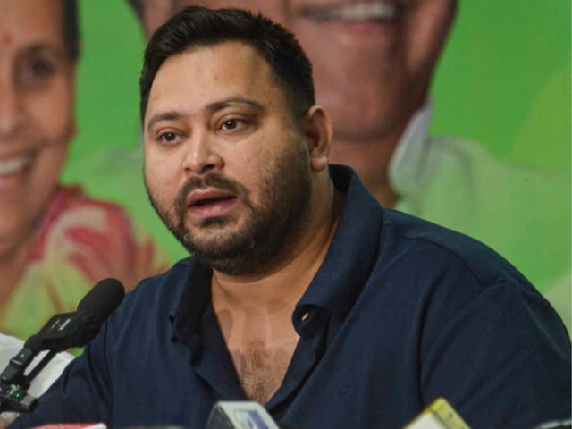 EPIC विवाद में तेजस्वी ने EC को भेजा जवाब,पर अब बांग्लादेश का जिक्र क्यों आया? EPIC विवाद में तेजस्वी ने EC को भेजा जवाब,पर अब बांग्लादेश का जिक्र क्यों आया?